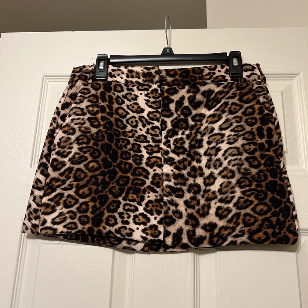 Cheetah print cloth skirt with front and back pockets